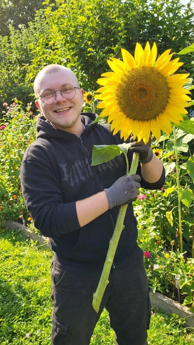 Flo mit Sonnenblume im Garten